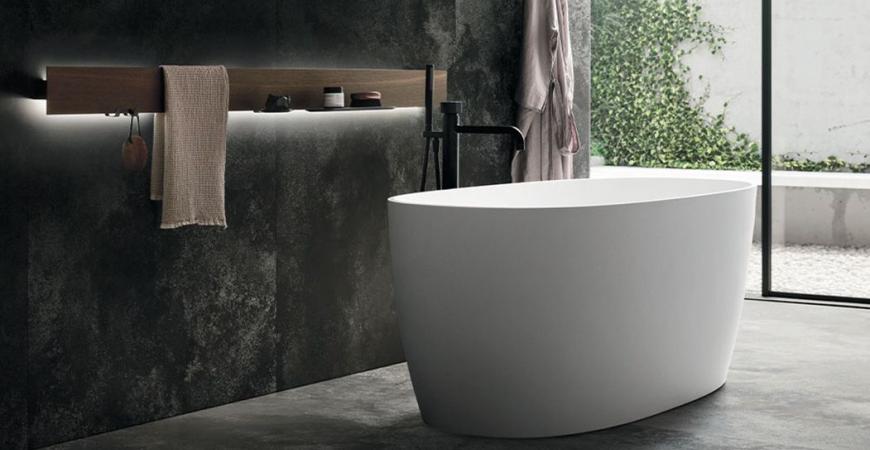 Une salle de bain moderne avec baignoire