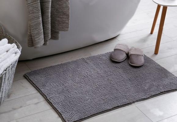 Un tocco di design con il tappeto bagno 