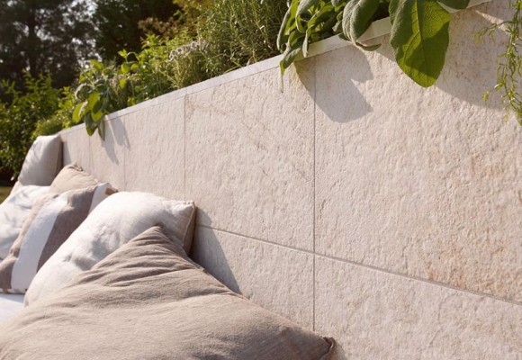 Uno spazio esterno di design con Marazzi