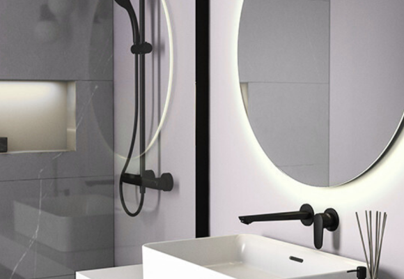 Tendenza bagno total black: come abbinare accessori, rubinetti e box doccia neri opachi