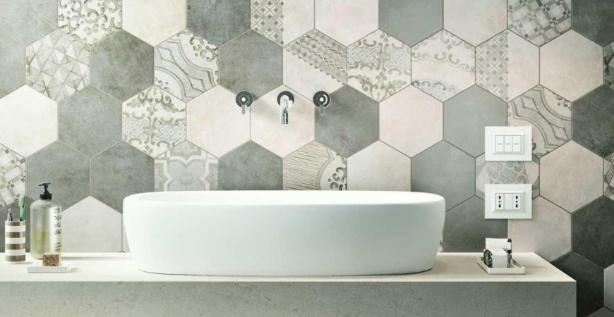 Rivestimenti bagno con piastrelle esagonali: stile retrò e design moderno